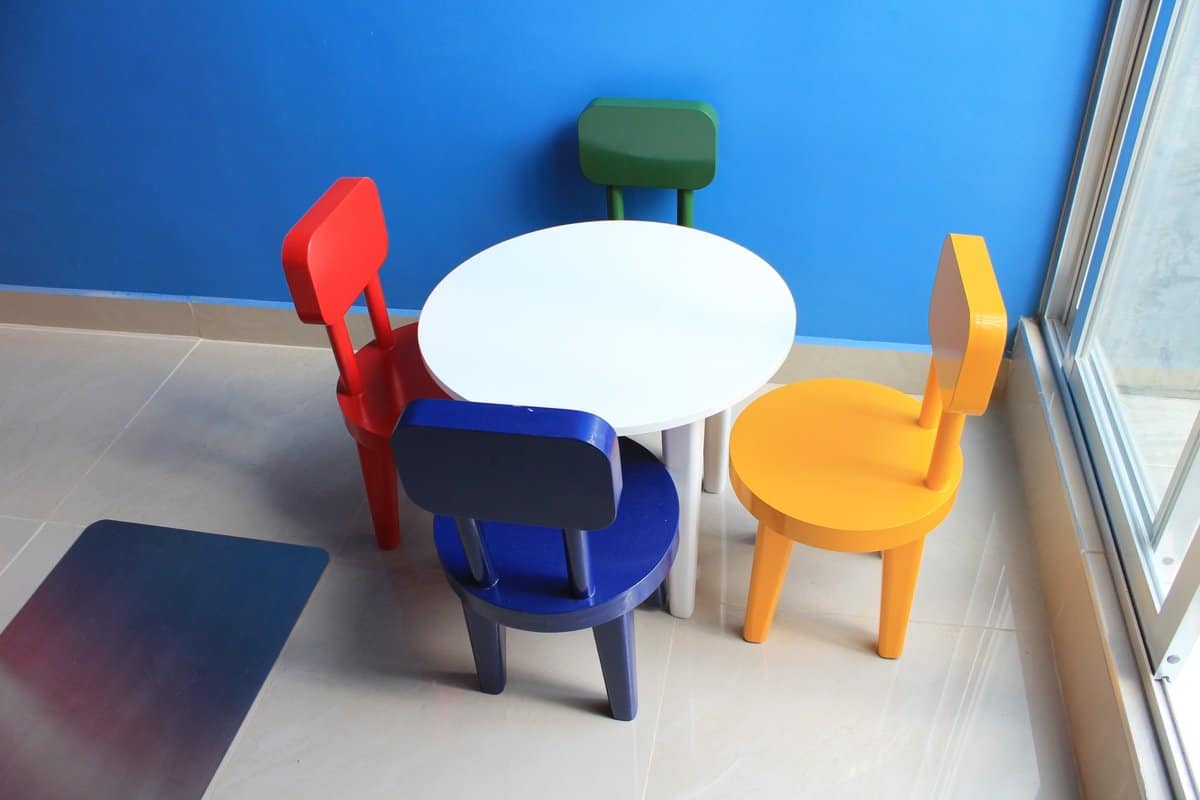  jolly plastic tables and chairs for lively and colorful spaces 