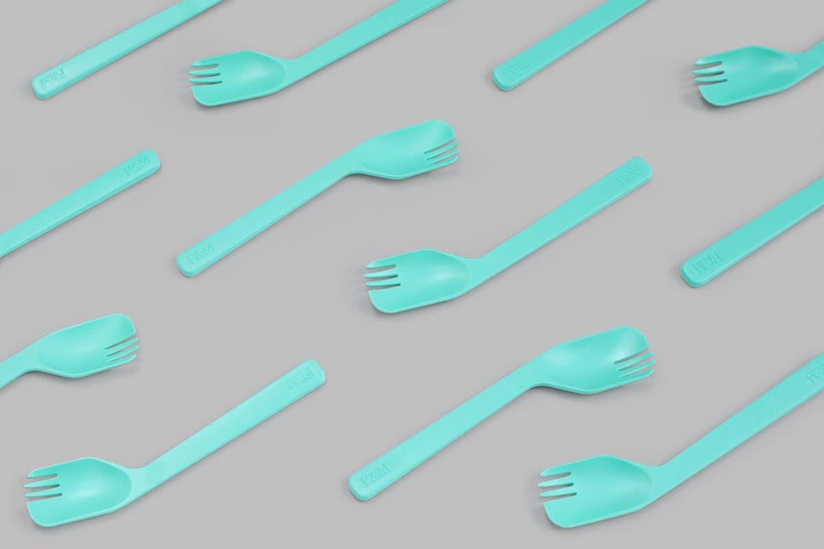  5 inch plastic spoon that mostly uses for babes 